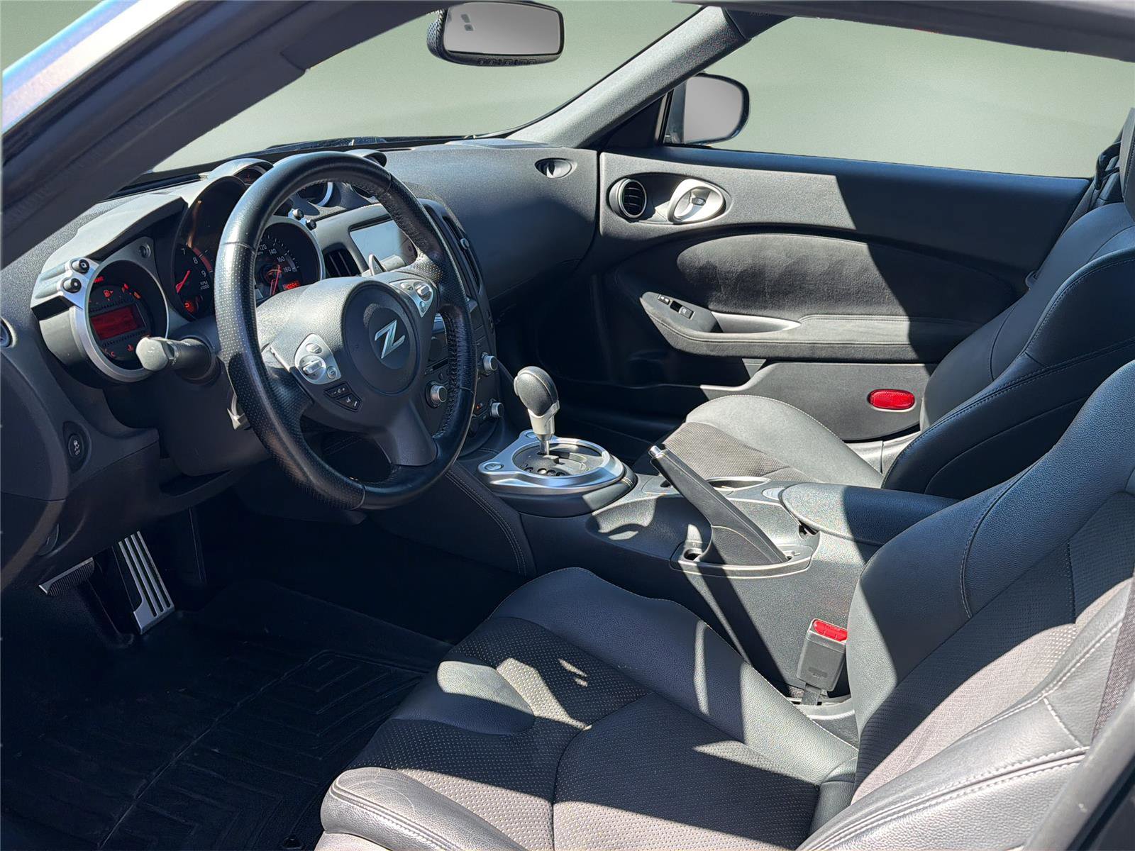 Used 2018 Nissan 370Z Touring RWD image 22