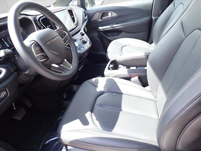 New 2027 Chrysler Pacifica Select FWD image 13