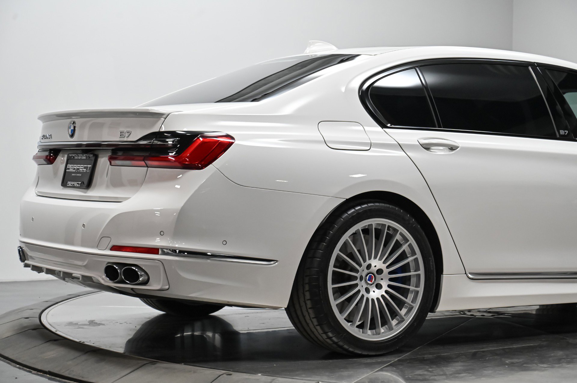 Used 2022 BMW ALPINA B7 xDrive w/ Luxury Rear Seating Package AWD/4WD image 13