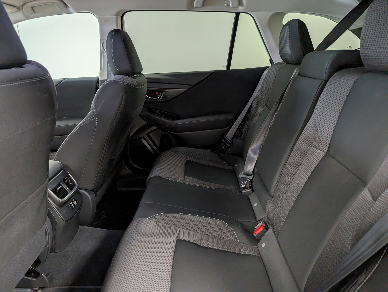 Used 2025 Subaru Outback Premium image 4