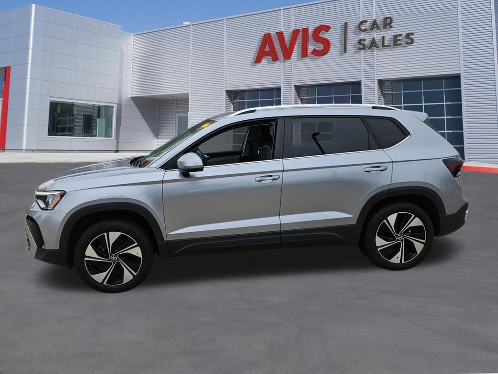 Used 2025 Volkswagen Taos SE AWD/4WD image 2
