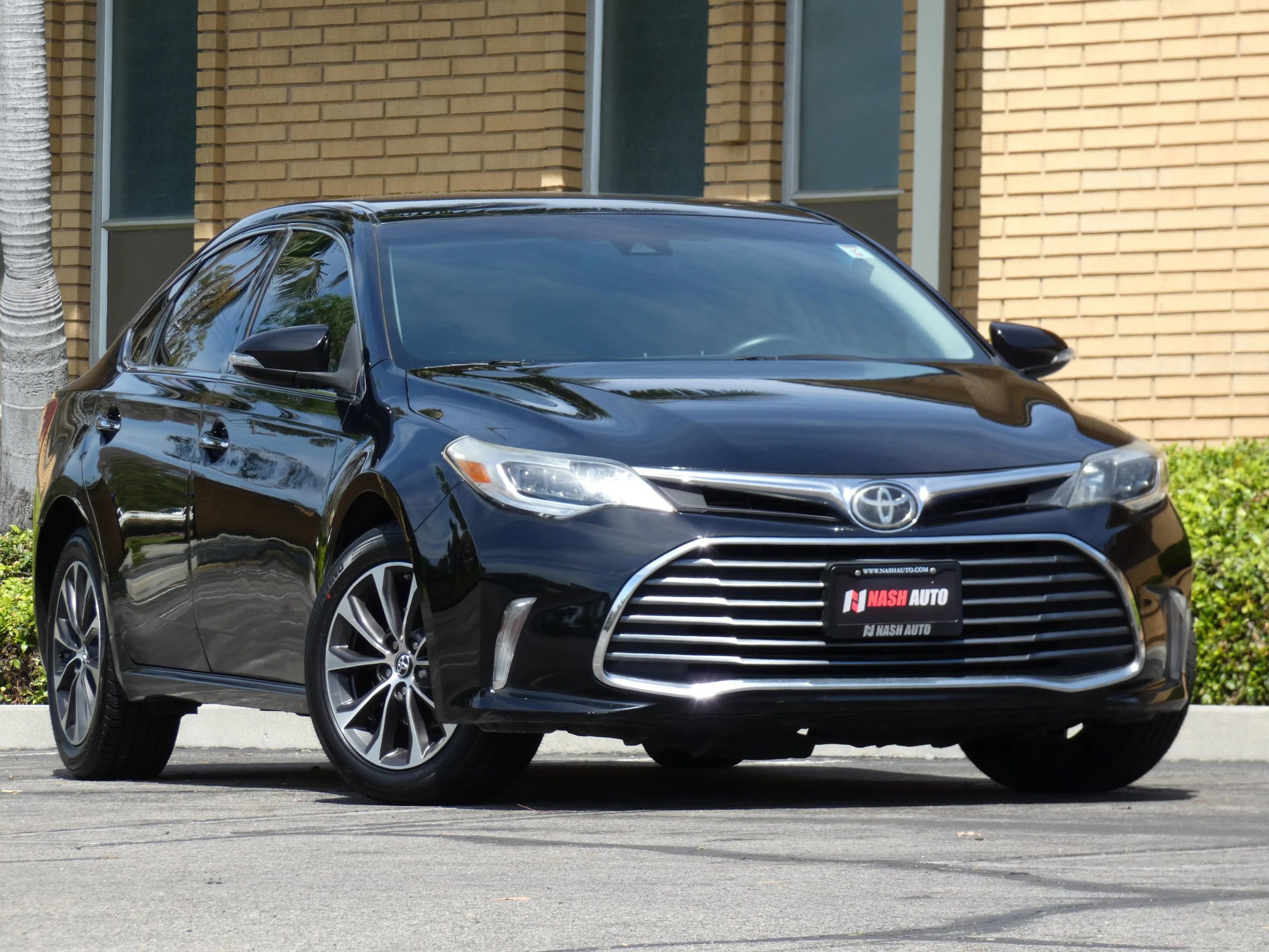 Used 2018 Toyota Avalon XLE image 3