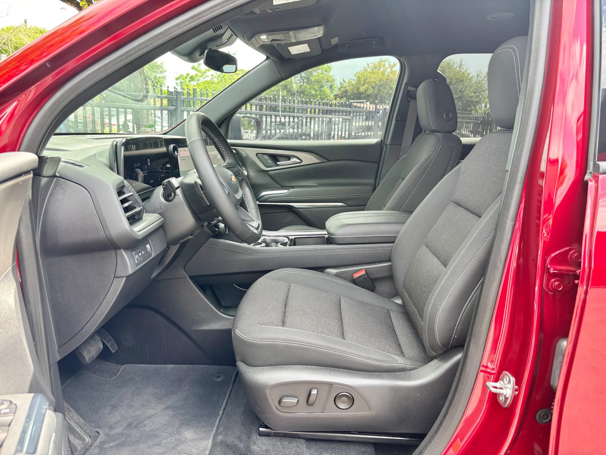 Used 2025 Chevrolet Traverse LT w/ Driver Confidence Package FWD image 11