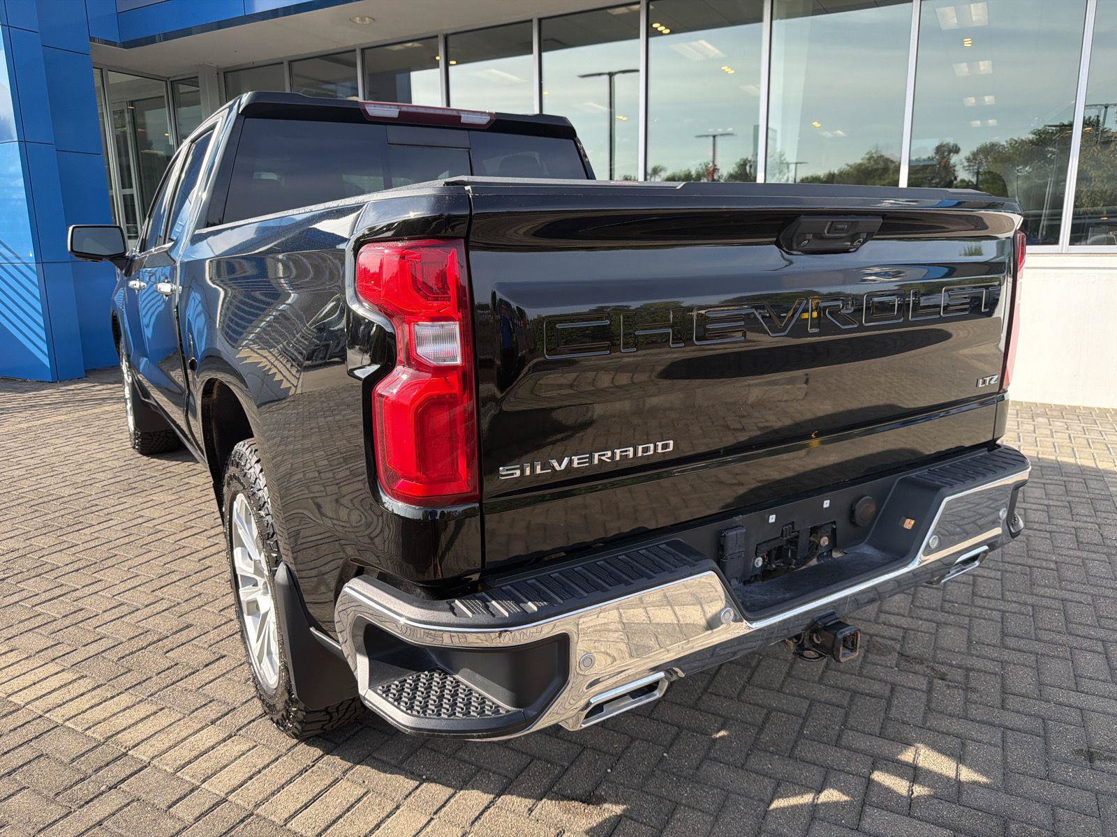Used 2023 Chevrolet Silverado 1500 LTZ AWD/4WD image 3