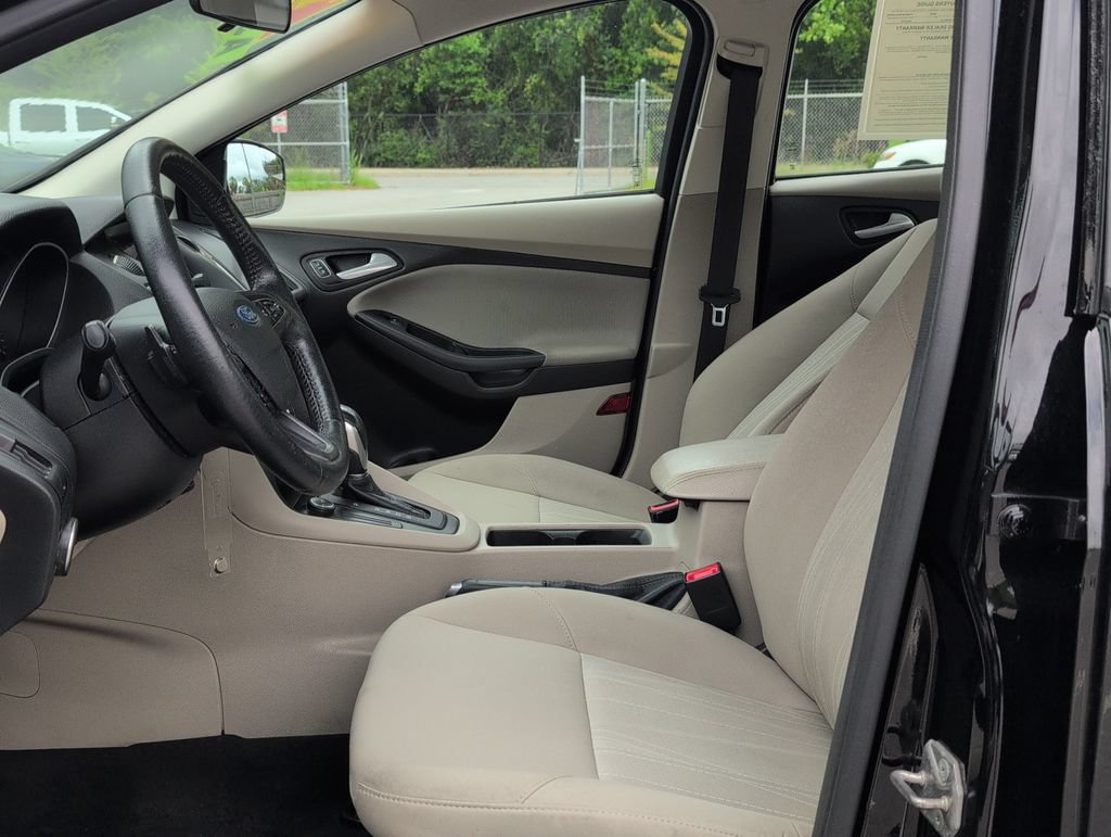 Used 2016 Ford Focus SE w/ SE Sport Package FWD image 12