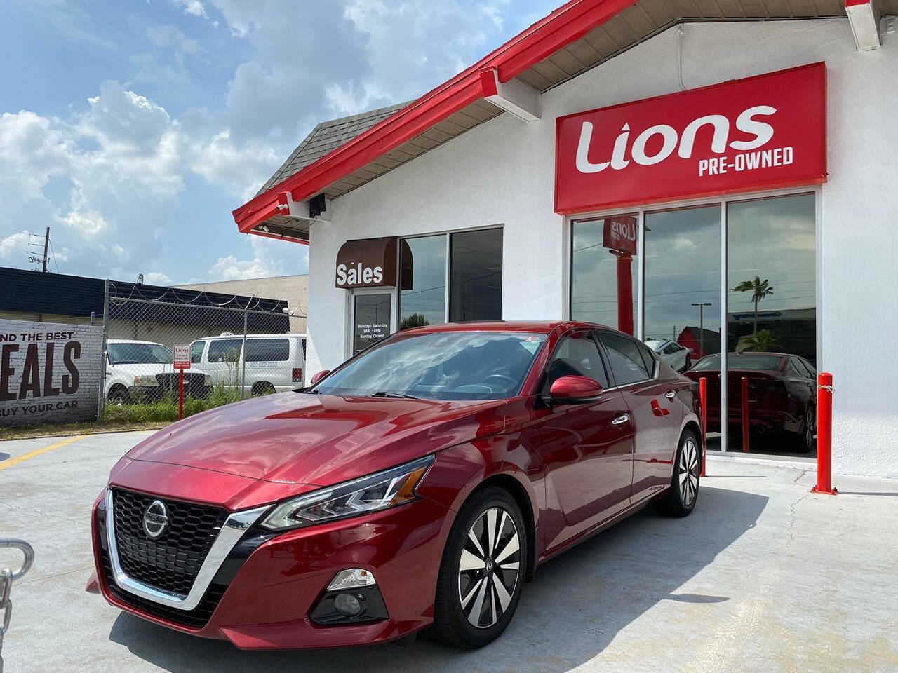 Used 2019 Nissan Altima 2.5 SV image 2