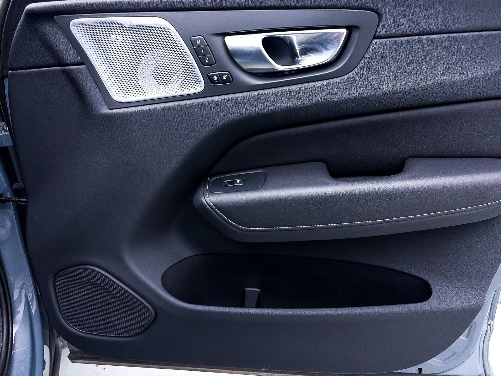 Used 2023 Volvo XC60 B6 Ultimate w/ Protection Package Premier image 36