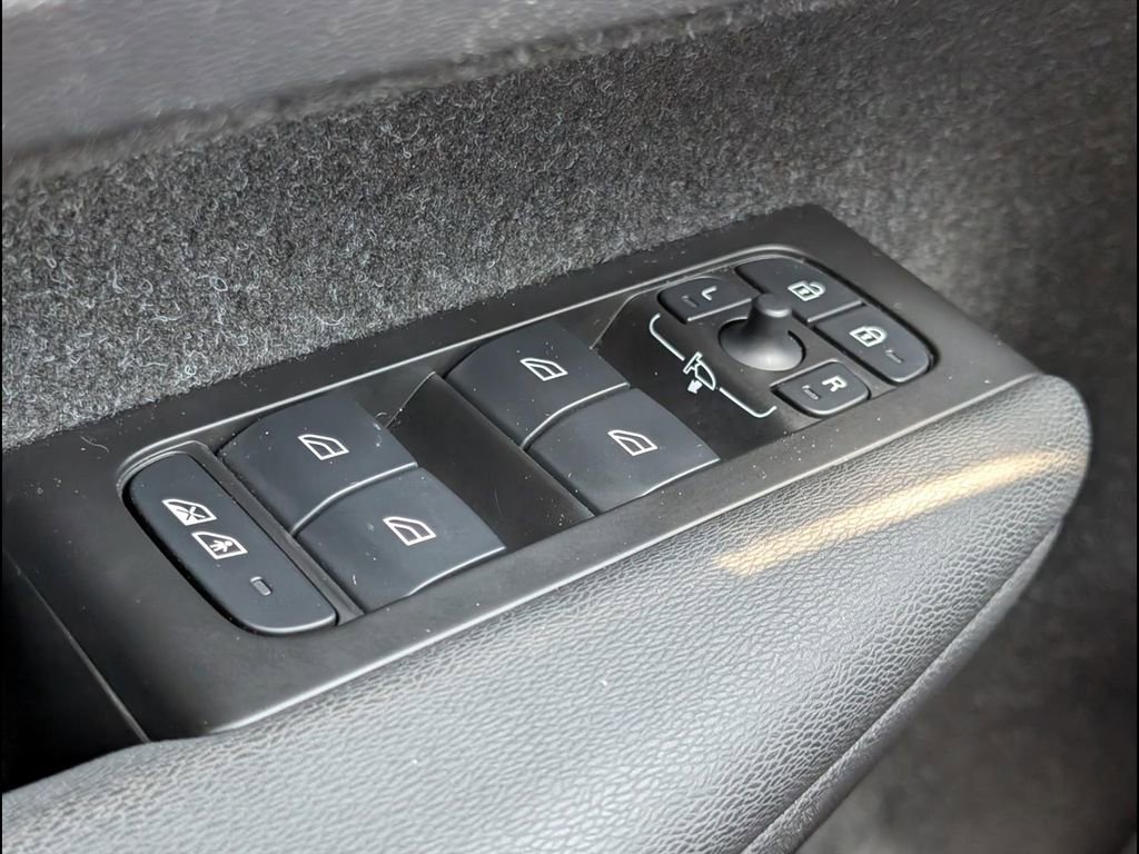 Used 2022 Volvo XC40 P8 Recharge Plus image 11