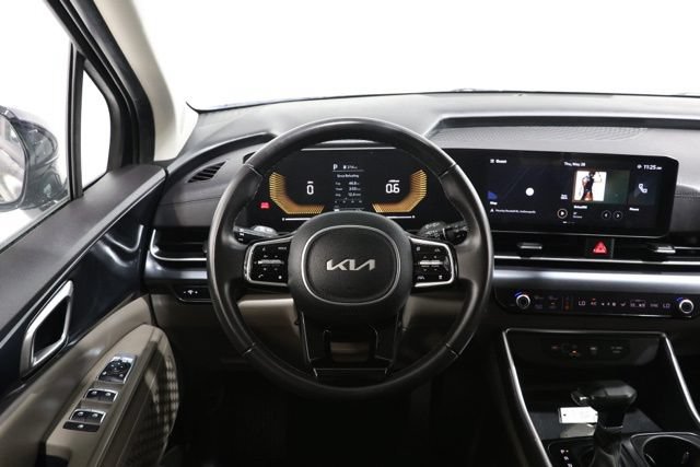 Used 2025 Kia Carnival FWD image 13