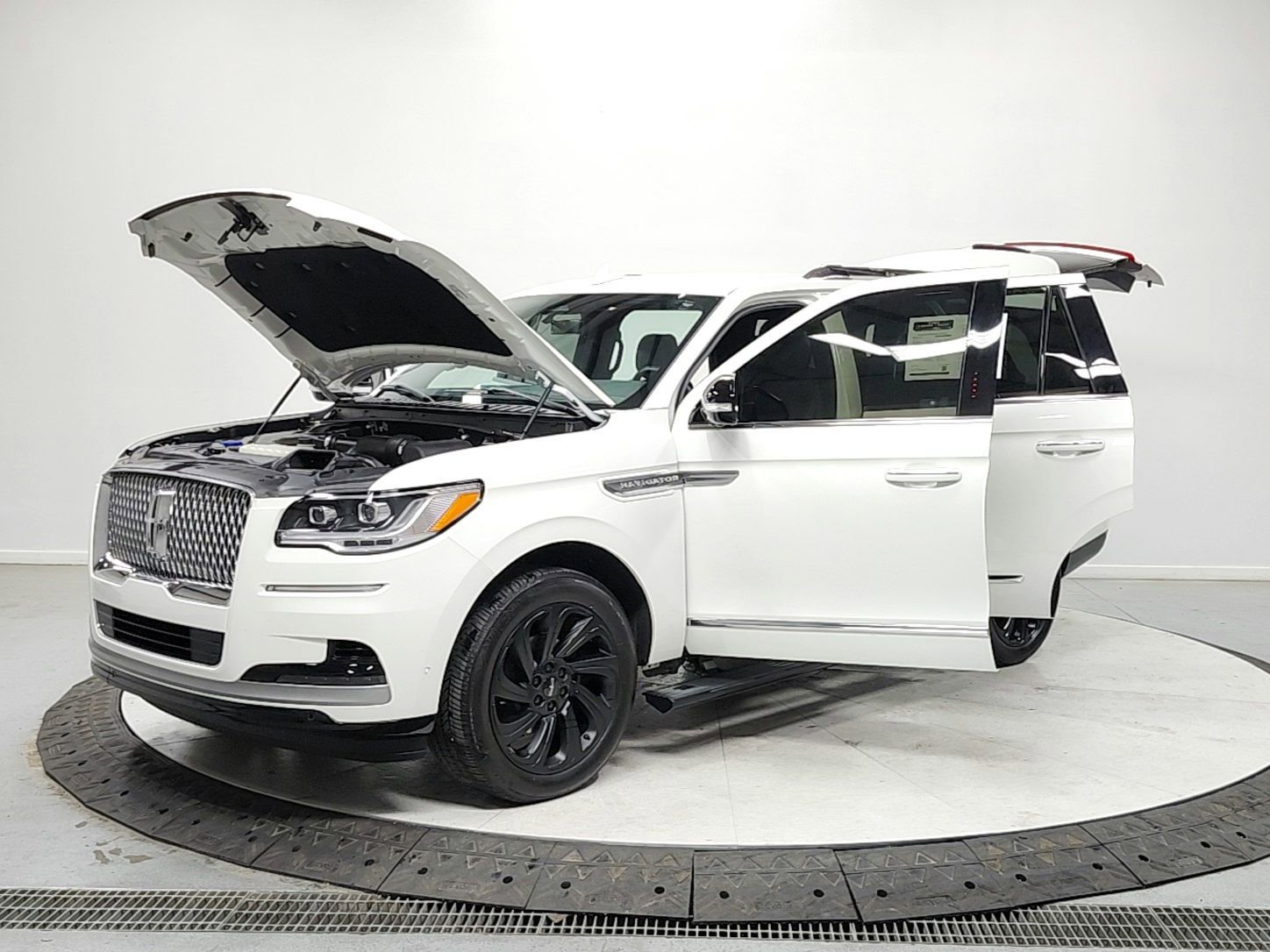 Used 2024 Lincoln Navigator Premiere AWD/4WD image 11