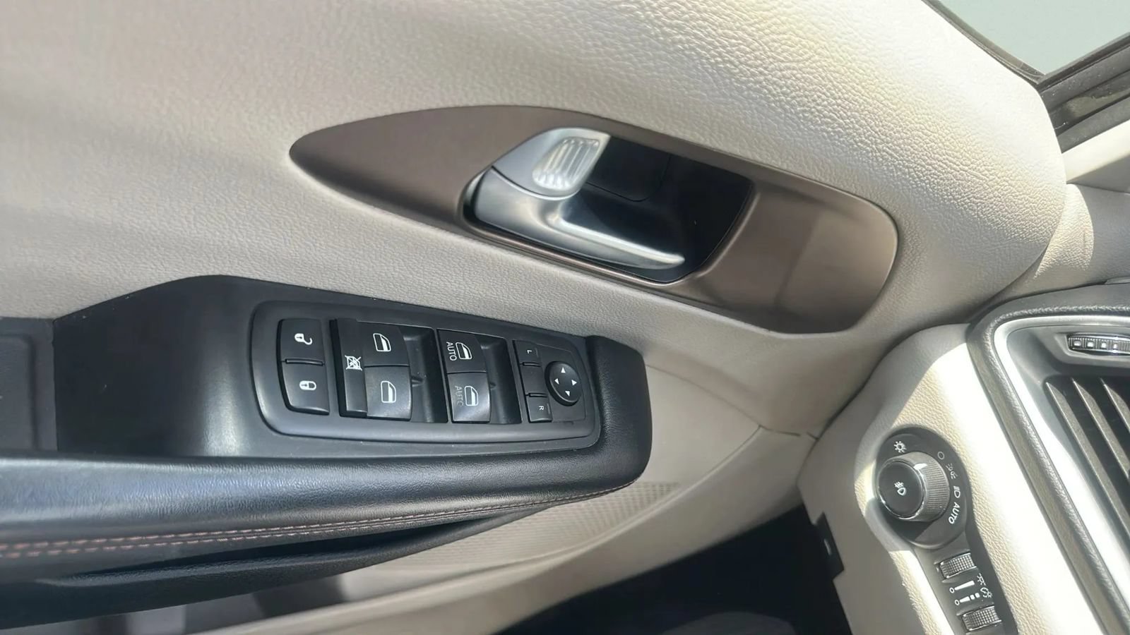 Used 2017 Chrysler Pacifica Touring-L FWD image 26