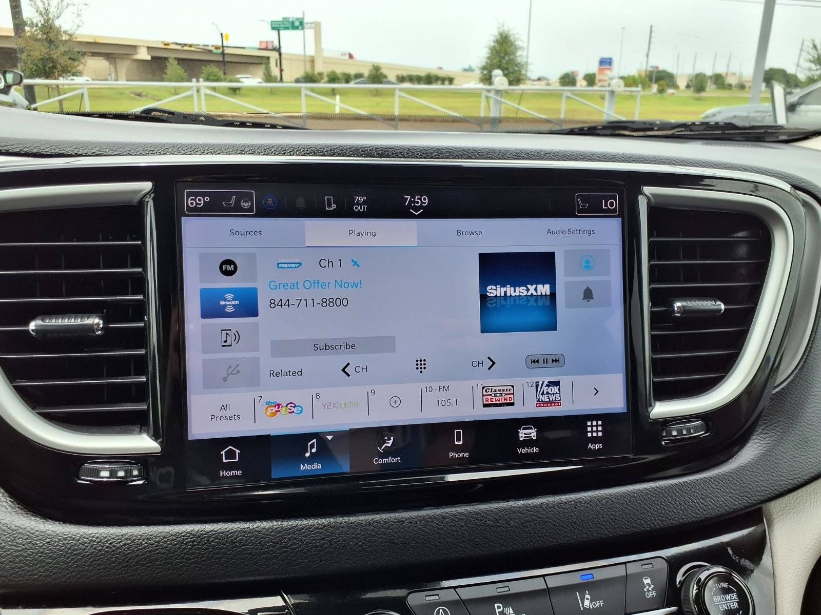 Used 2024 Chrysler Pacifica Touring-L FWD image 19