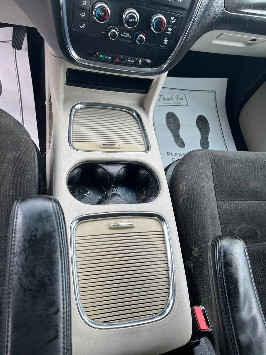 Used 2016 Dodge Grand Caravan SXT w/ UConnect Hands-Free Group FWD image 4