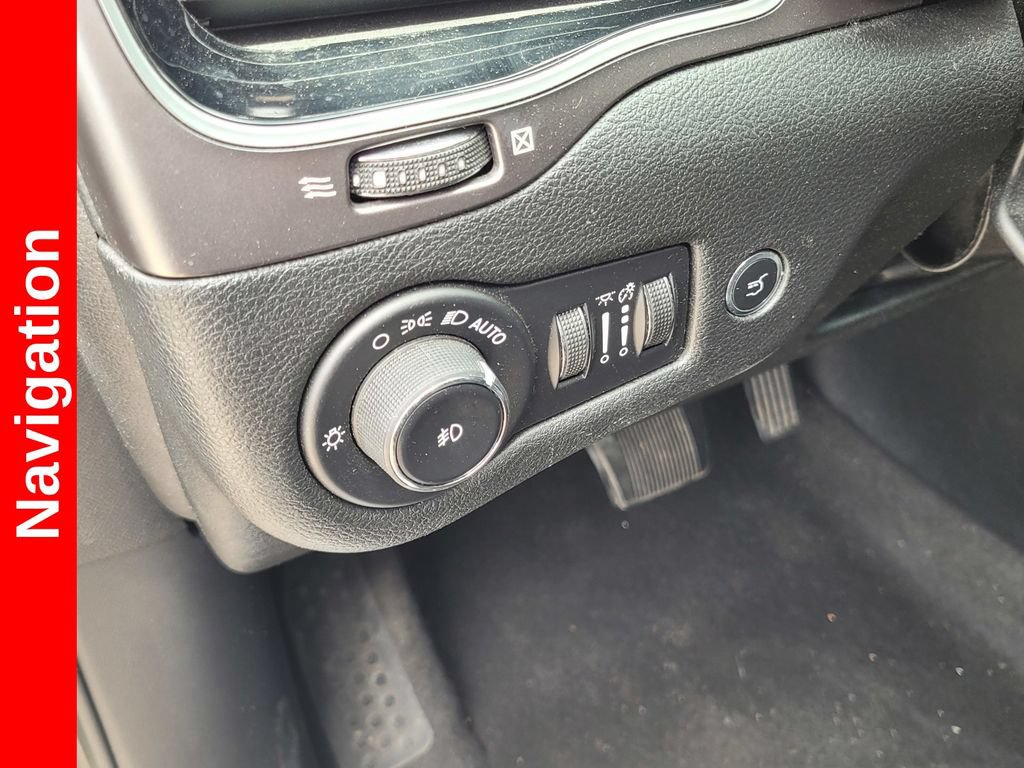 Used 2019 Jeep Cherokee Limited w/ Luxury Group FWD image 17