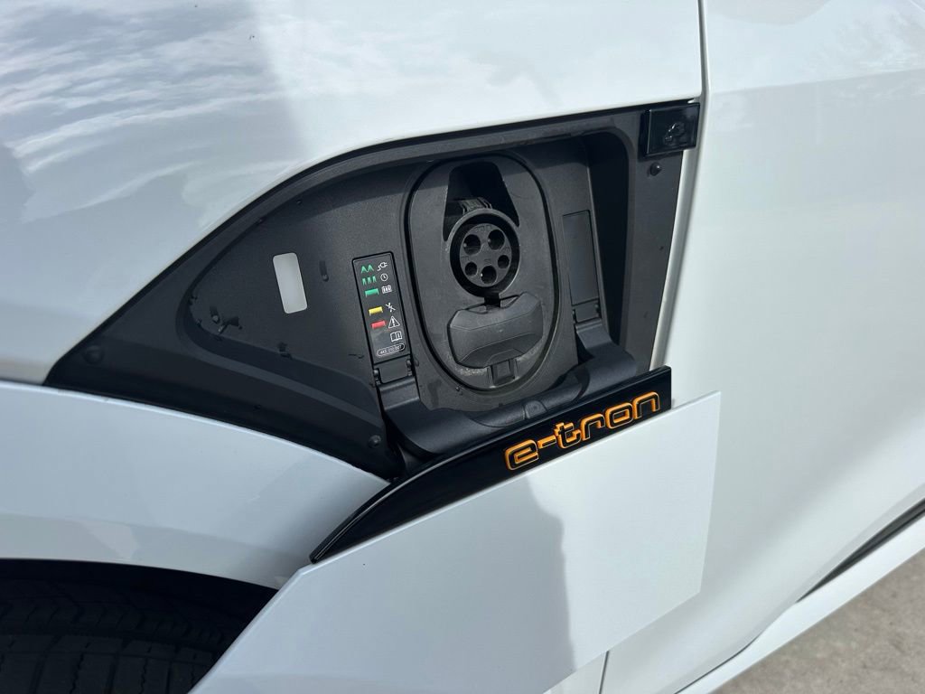 Used 2022 Audi e-tron Premium Plus w/ Premium Plus Package image 43