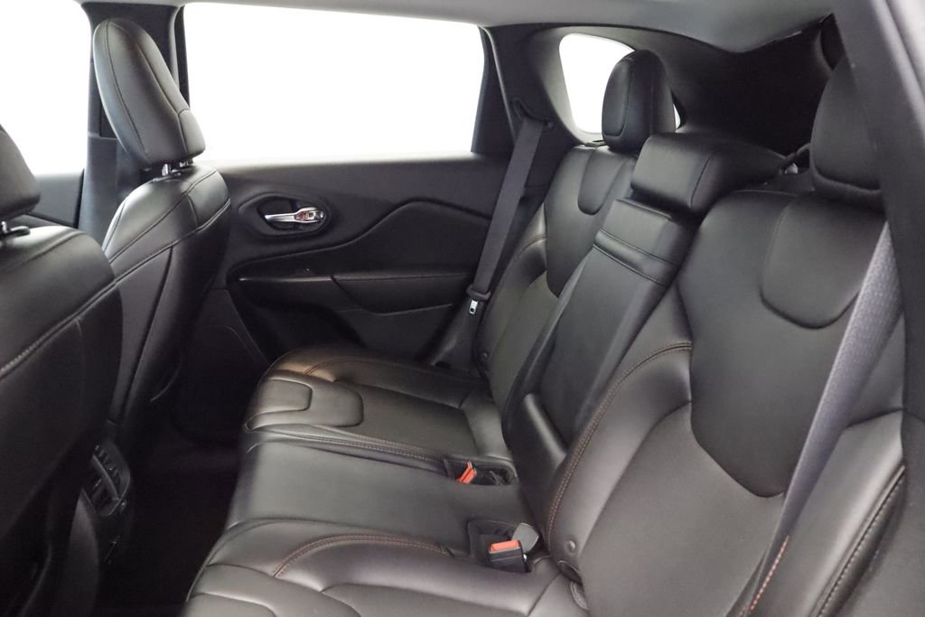 Used 2019 Jeep Cherokee Trailhawk w/ Comfort & Convenience Group AWD/4WD image 19