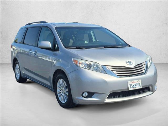 Used 2016 Toyota Sienna XLE Premium FWD image 3
