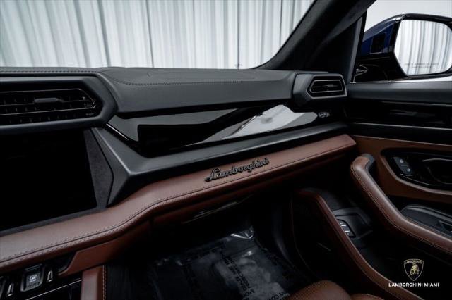 Used 2025 Lamborghini Urus SE image 32
