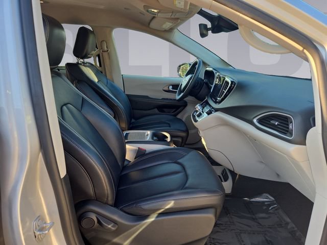 Used 2024 Chrysler Pacifica Touring-L FWD image 17
