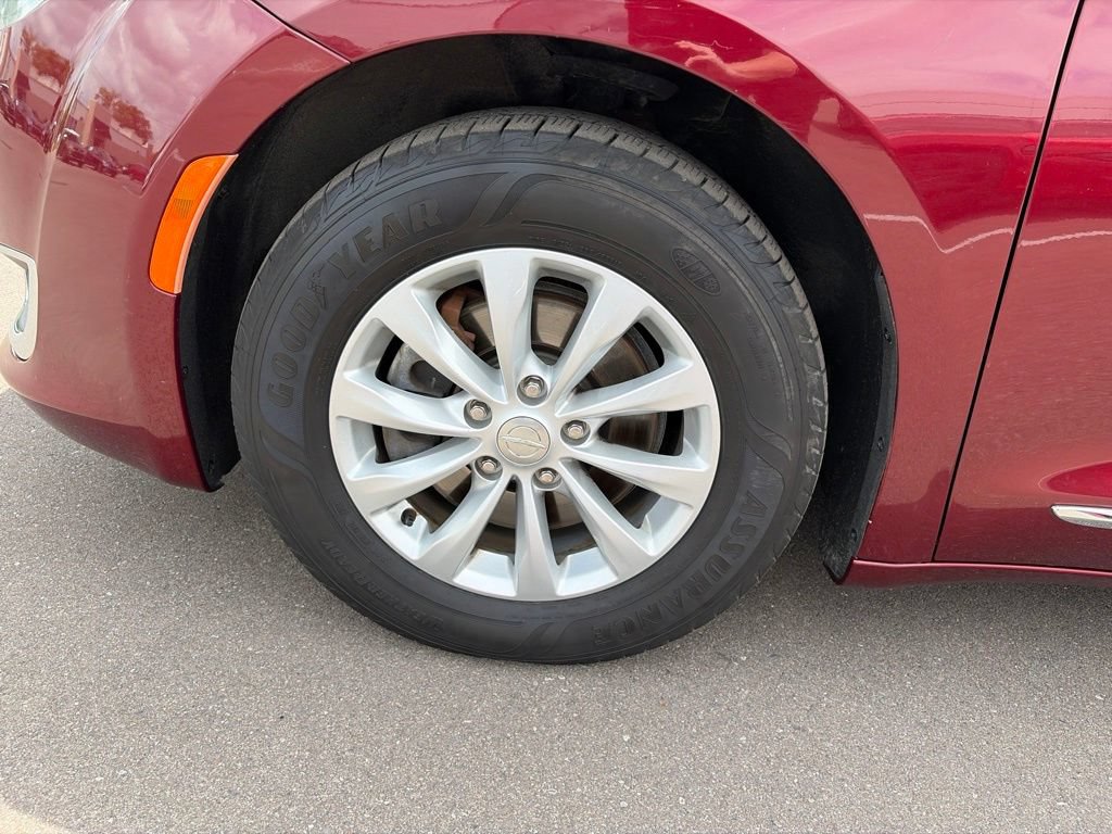 Used 2018 Chrysler Pacifica Touring-L Plus FWD image 9