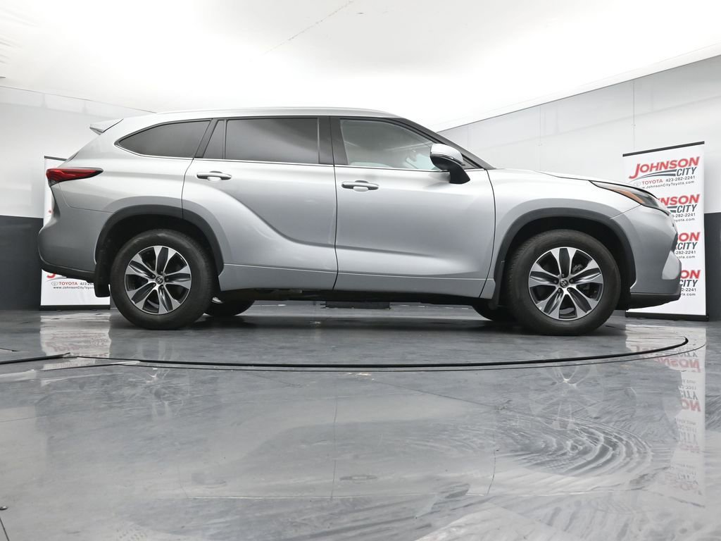 Used 2022 Toyota Highlander XLE AWD/4WD image 41