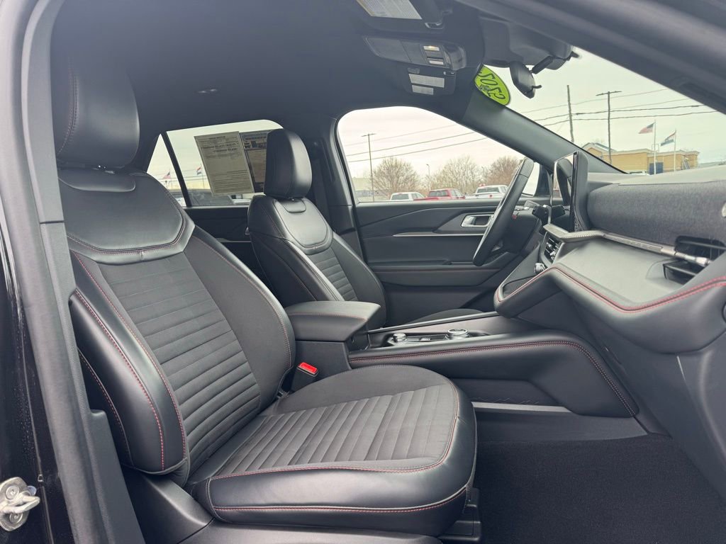 Used 2025 Ford Explorer ST-Line w/ ST-Line Street Pack image 16