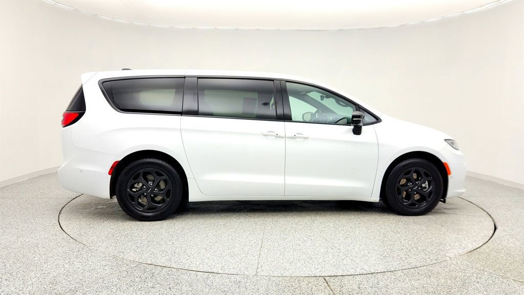 Used 2024 Chrysler Pacifica Limited FWD image 4