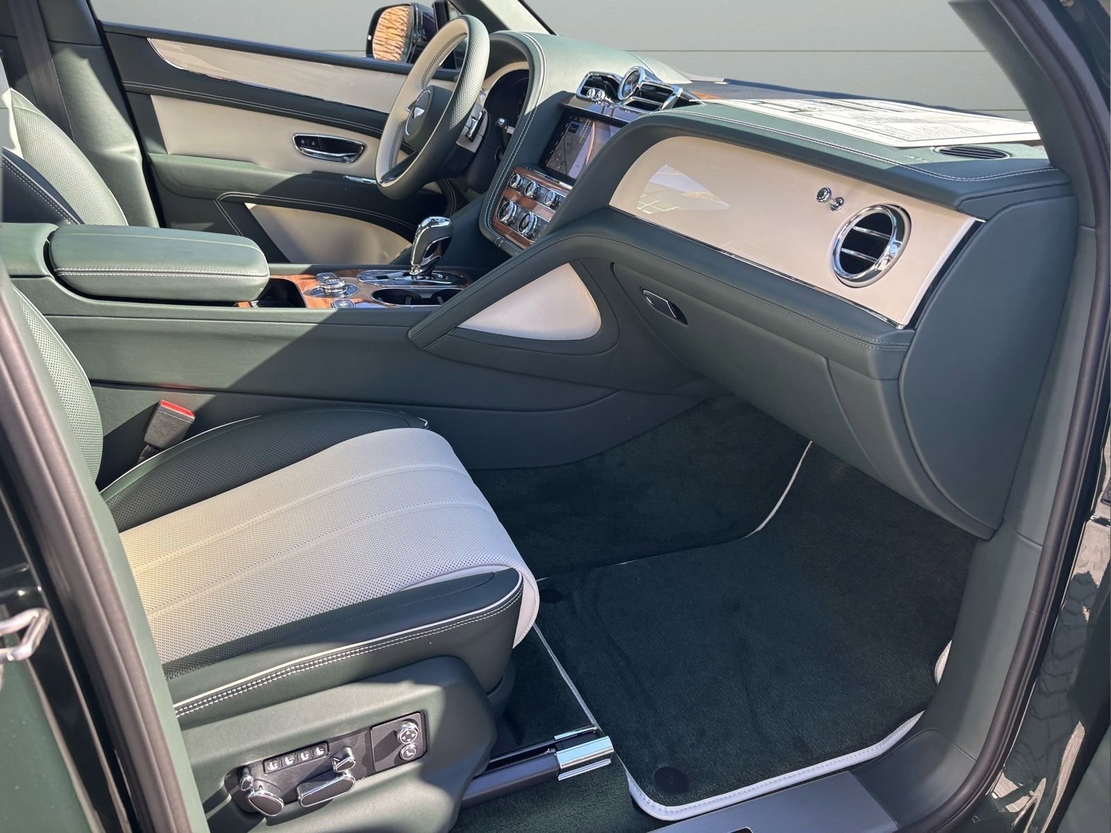 New 2025 Bentley Bentayga Extended Wheelbase image 27
