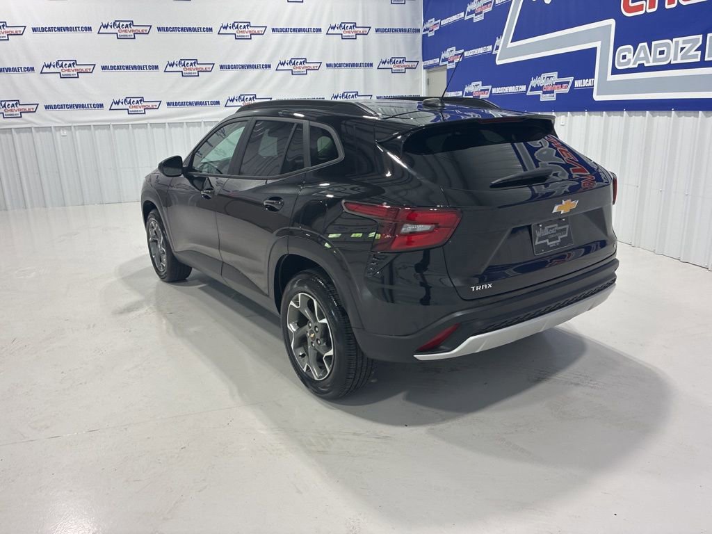 Used 2026 Chevrolet Trax LT FWD image 4