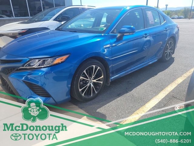 Used 2020 Toyota Camry SE w/ Sunroof Package image 1