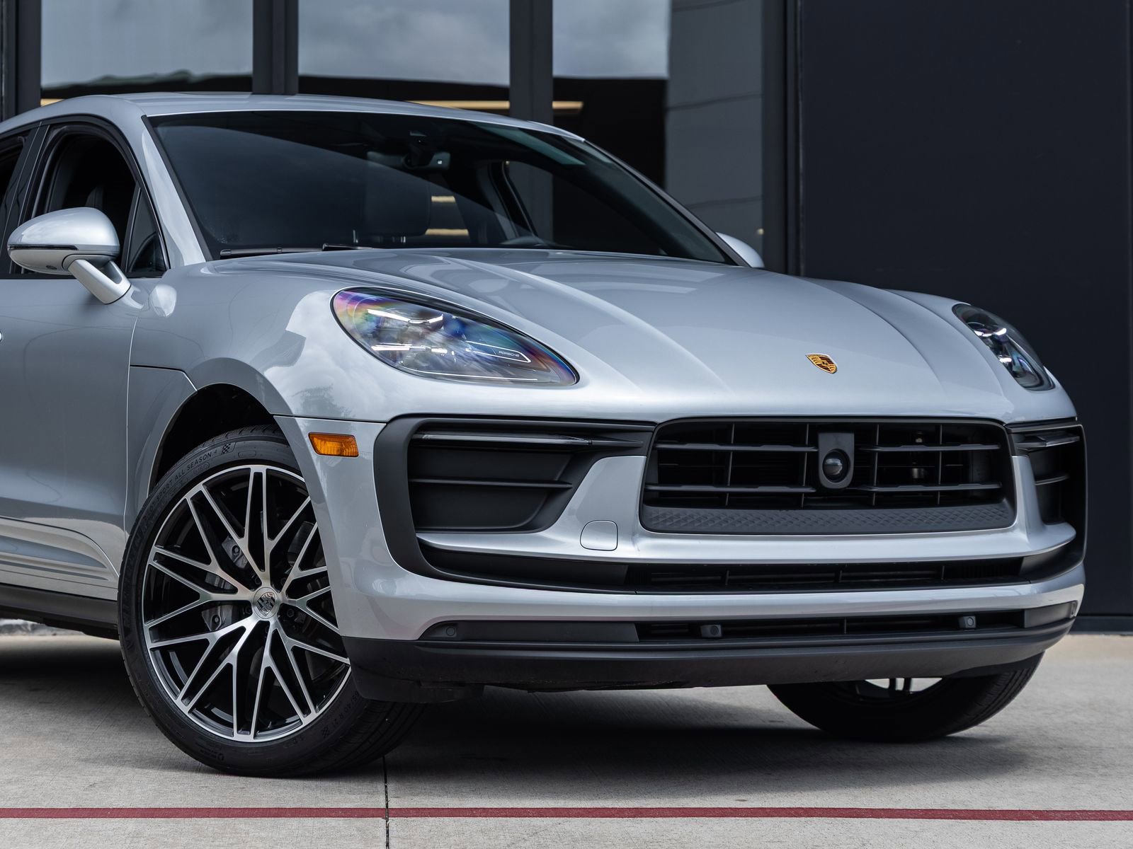 Certified 2025 Porsche Macan image 9
