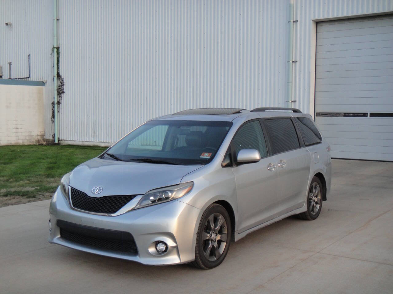Used 2016 Toyota Sienna SE Premium image 2