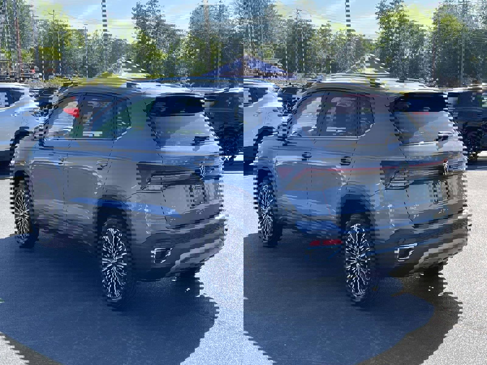 Used 2025 Volkswagen Taos SE w/ Panoramic Sunroof Package FWD image 5