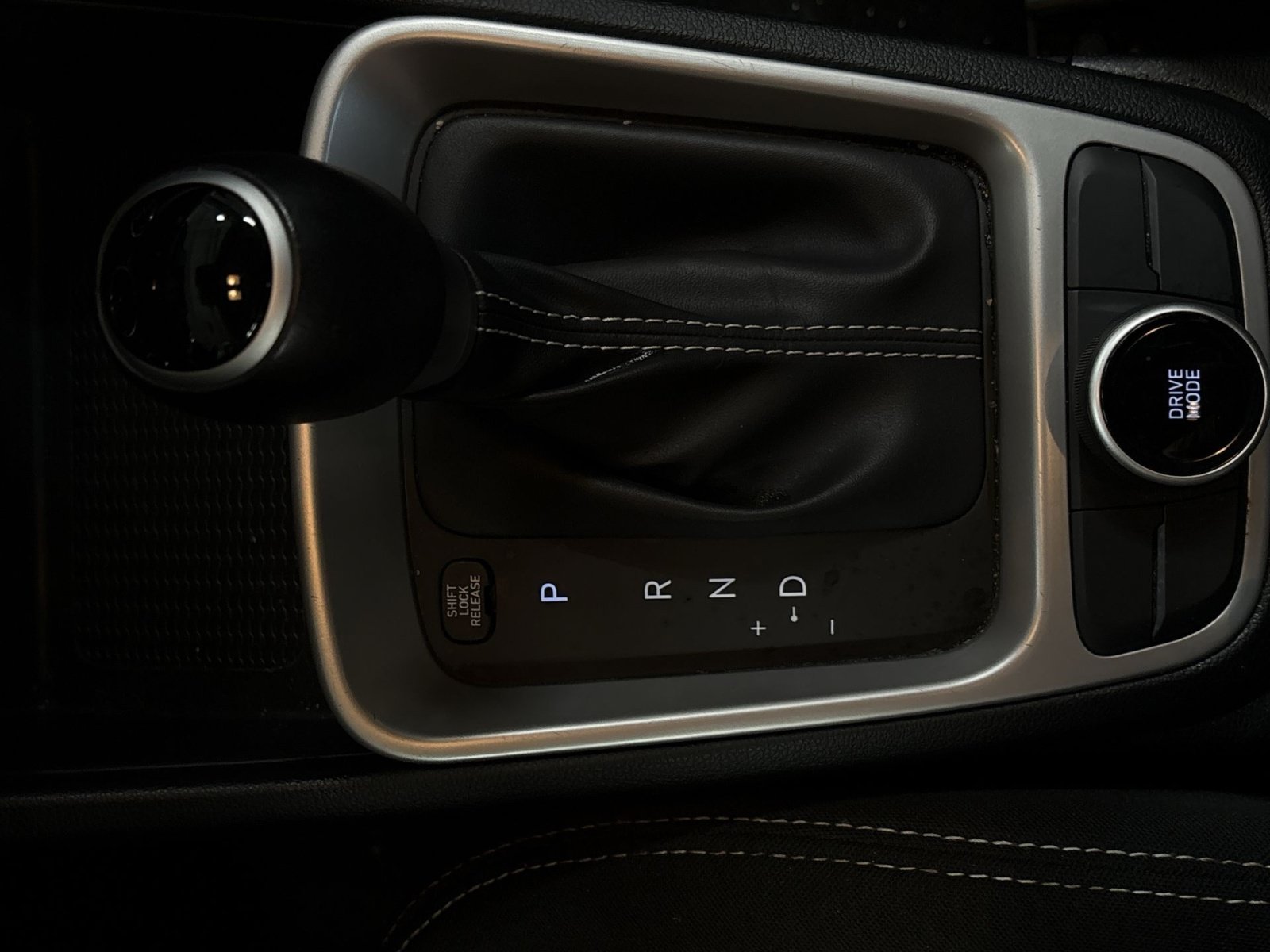 Certified 2025 Hyundai Venue SEL FWD image 24