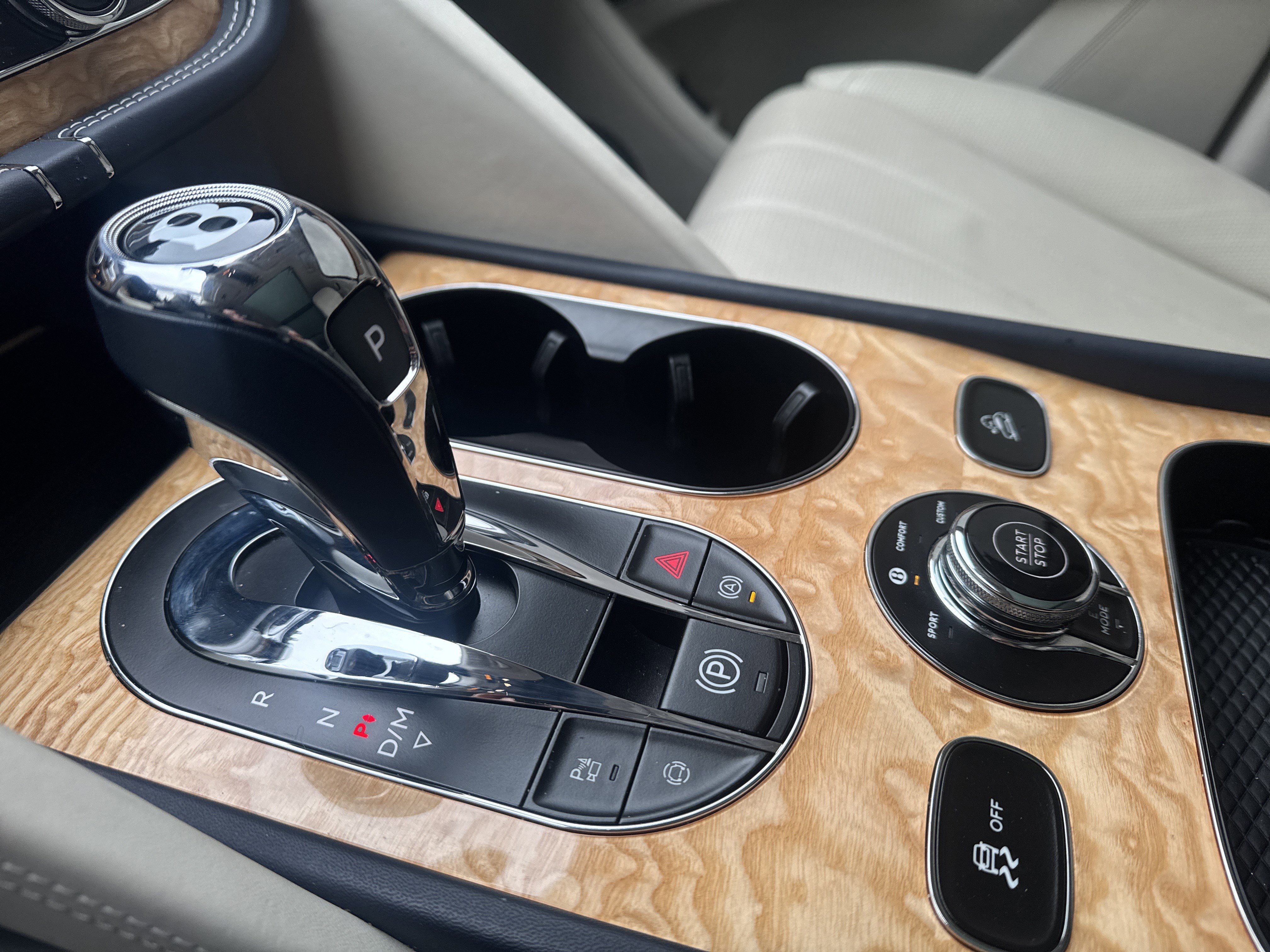 Used 2024 Bentley Bentayga Plug-In Hybrid image 18