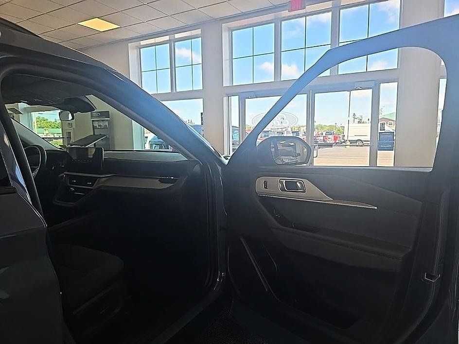 Used 2025 Ford Explorer Active AWD/4WD image 38