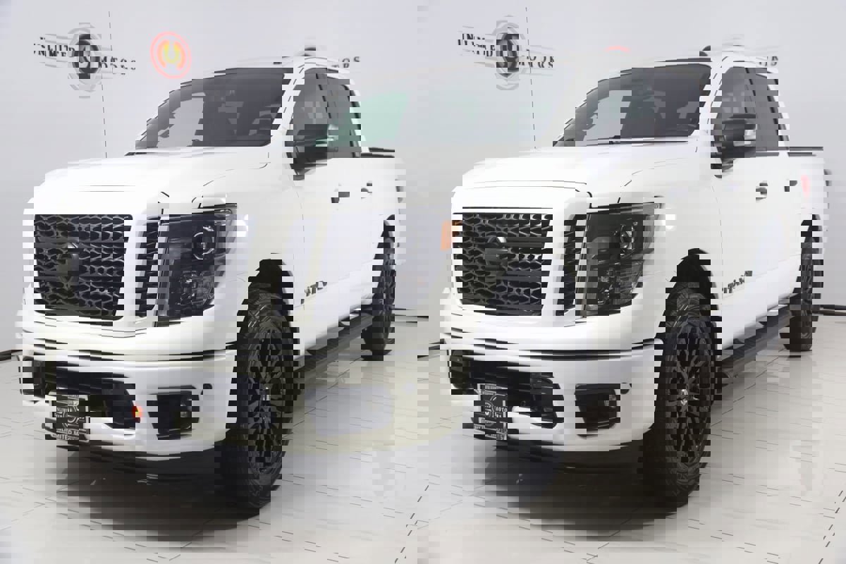Used 2019 Nissan Titan SV w/ SV Convenience Package image 5