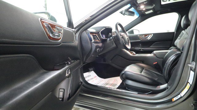 Used 2017 Lincoln Continental Select image 9