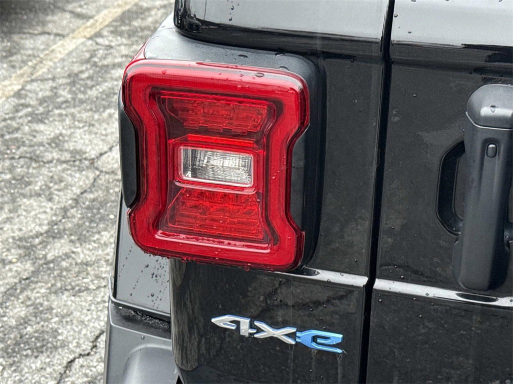 Used 2022 Jeep Wrangler Unlimited Sahara w/ Cold Weather Group image 26