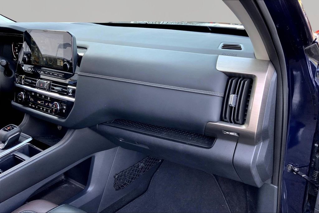 Used 2024 Nissan Pathfinder Platinum image 17