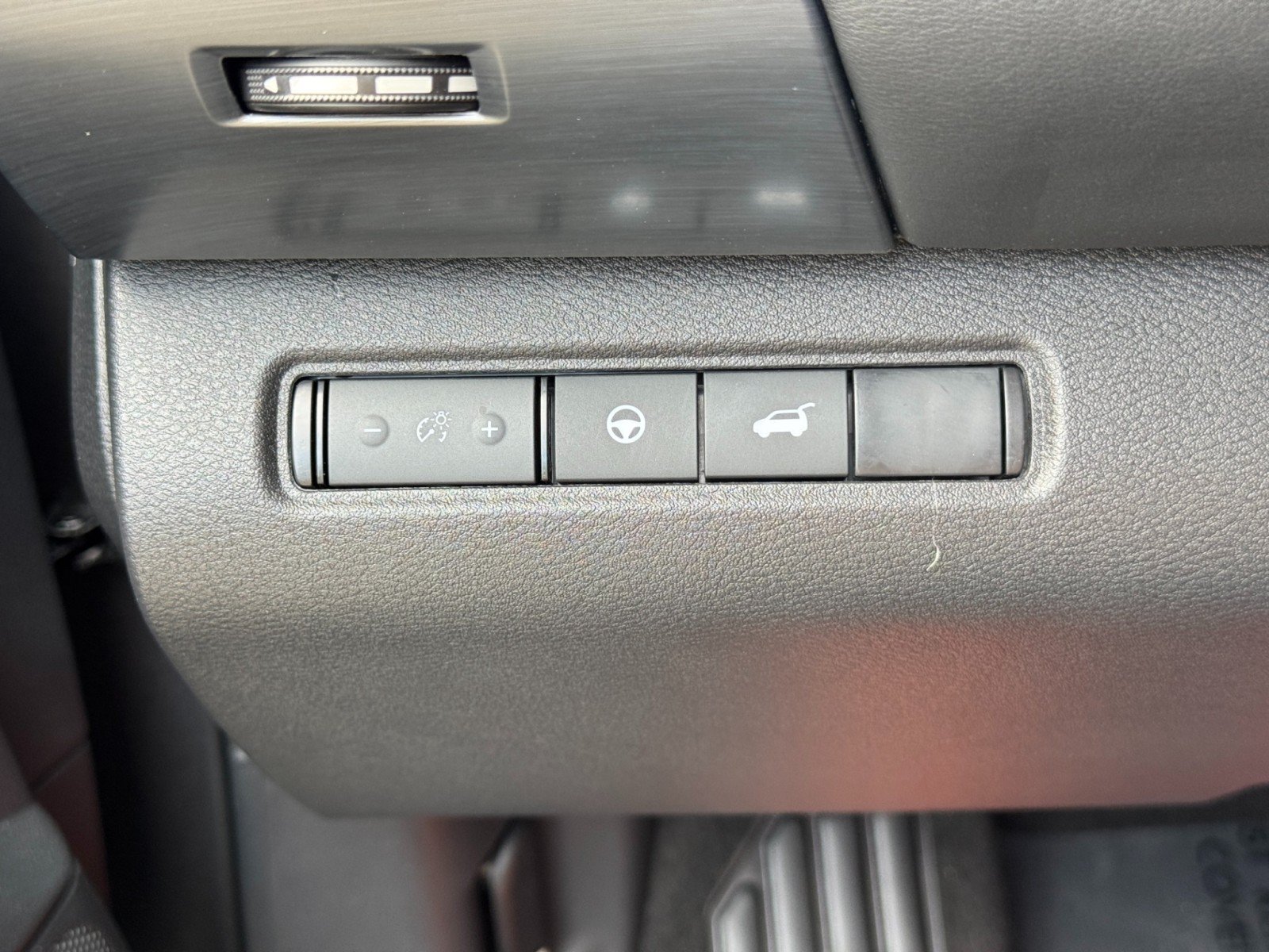 Used 2025 Nissan Pathfinder SL AWD/4WD image 16