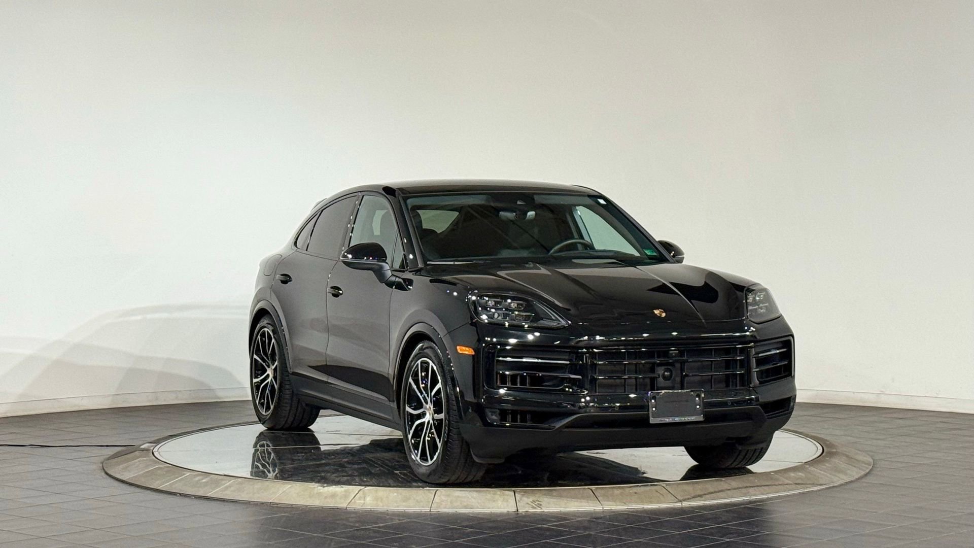 Used 2025 Porsche Cayenne Coupe image 2