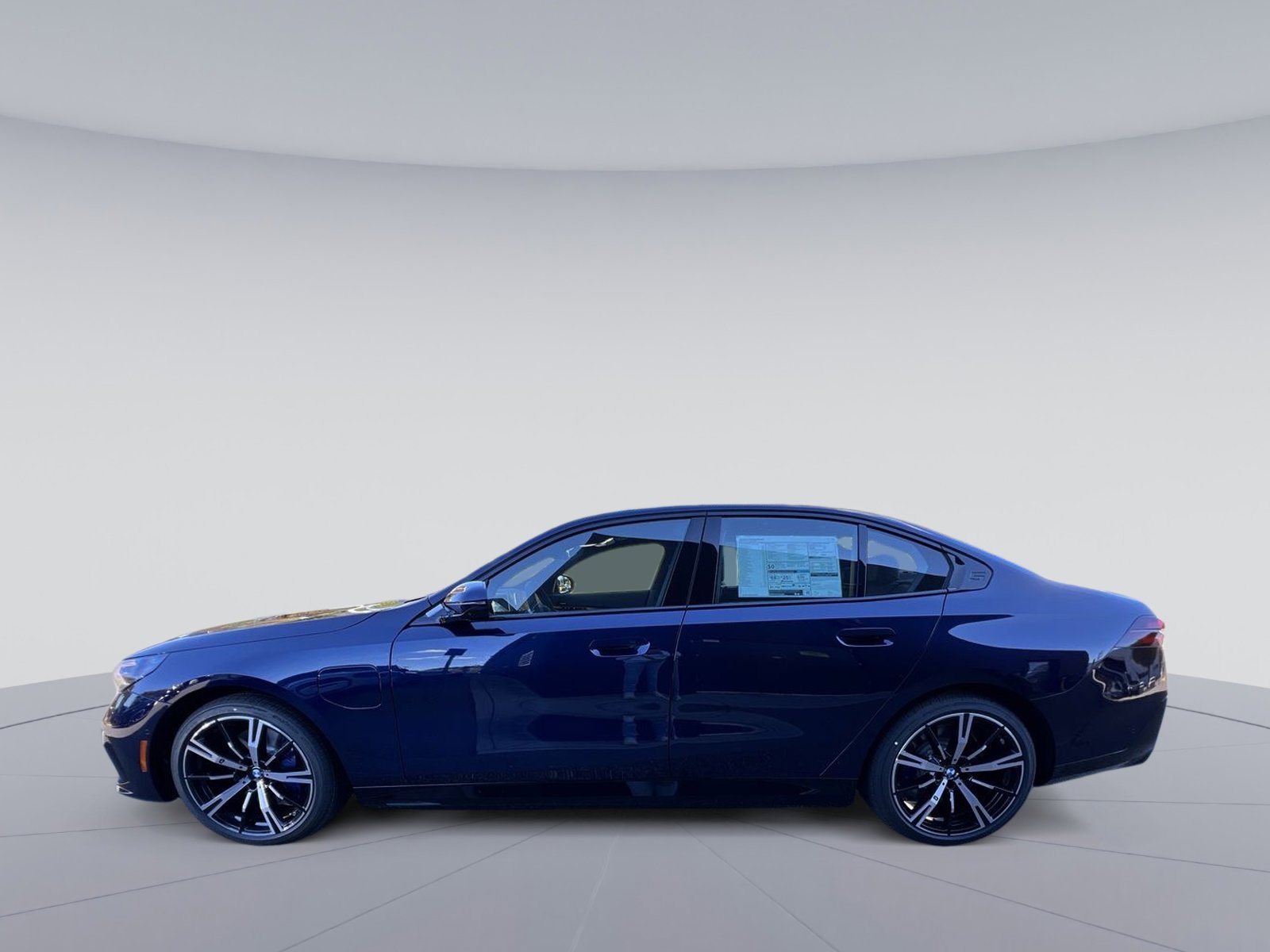 New 2026 BMW 550e xDrive w/ Executive Package image 2