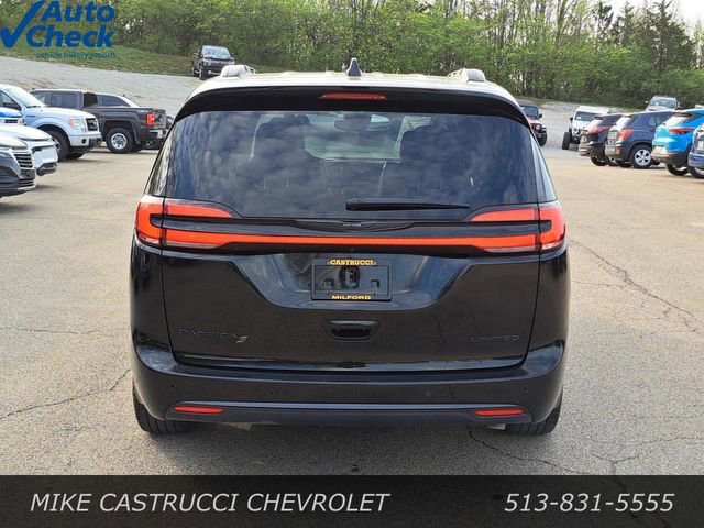 Used 2025 Chrysler Pacifica Limited image 4