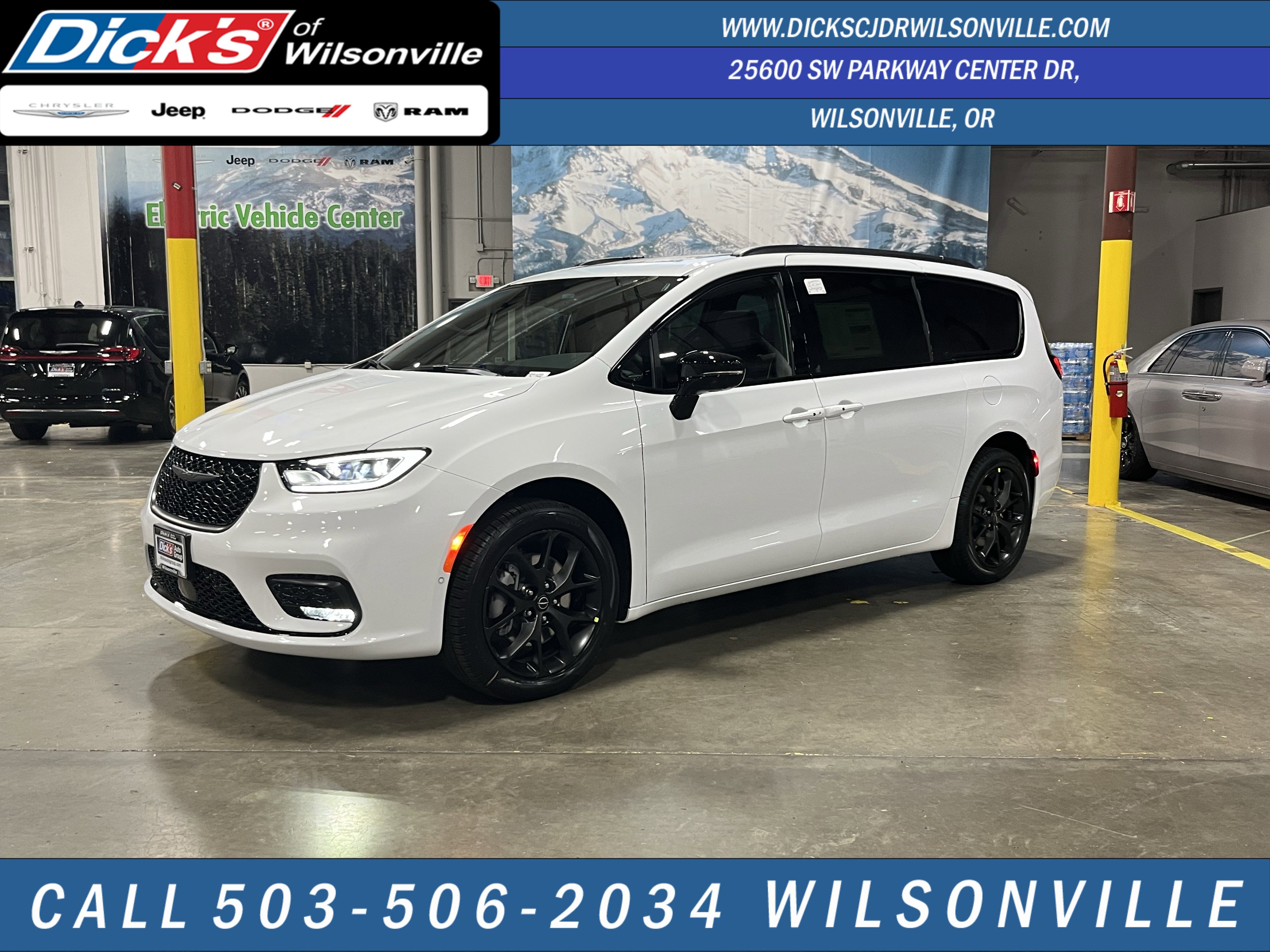 New 2026 Chrysler Pacifica Limited w/ Uconnect Theater Family Group image 1