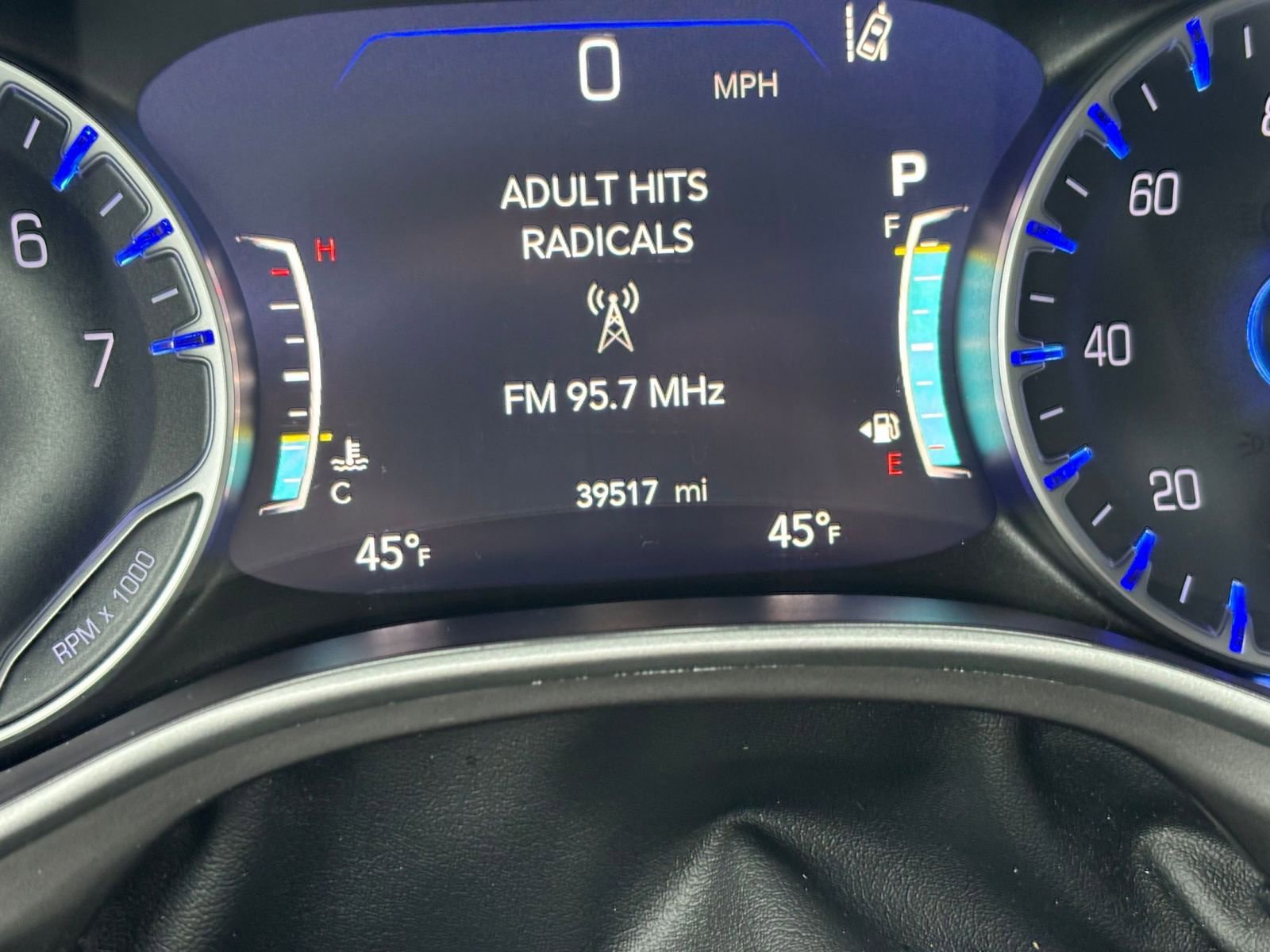 Used 2025 Chrysler Pacifica Select image 43