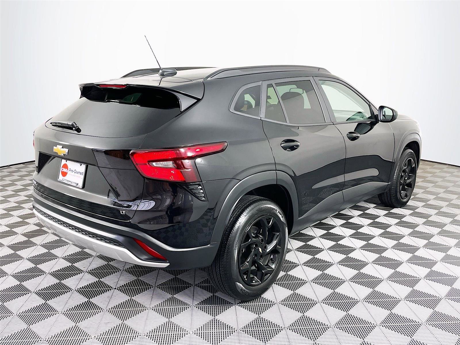 Used 2025 Chevrolet Trax LT w/ LT Convenience Package image 9