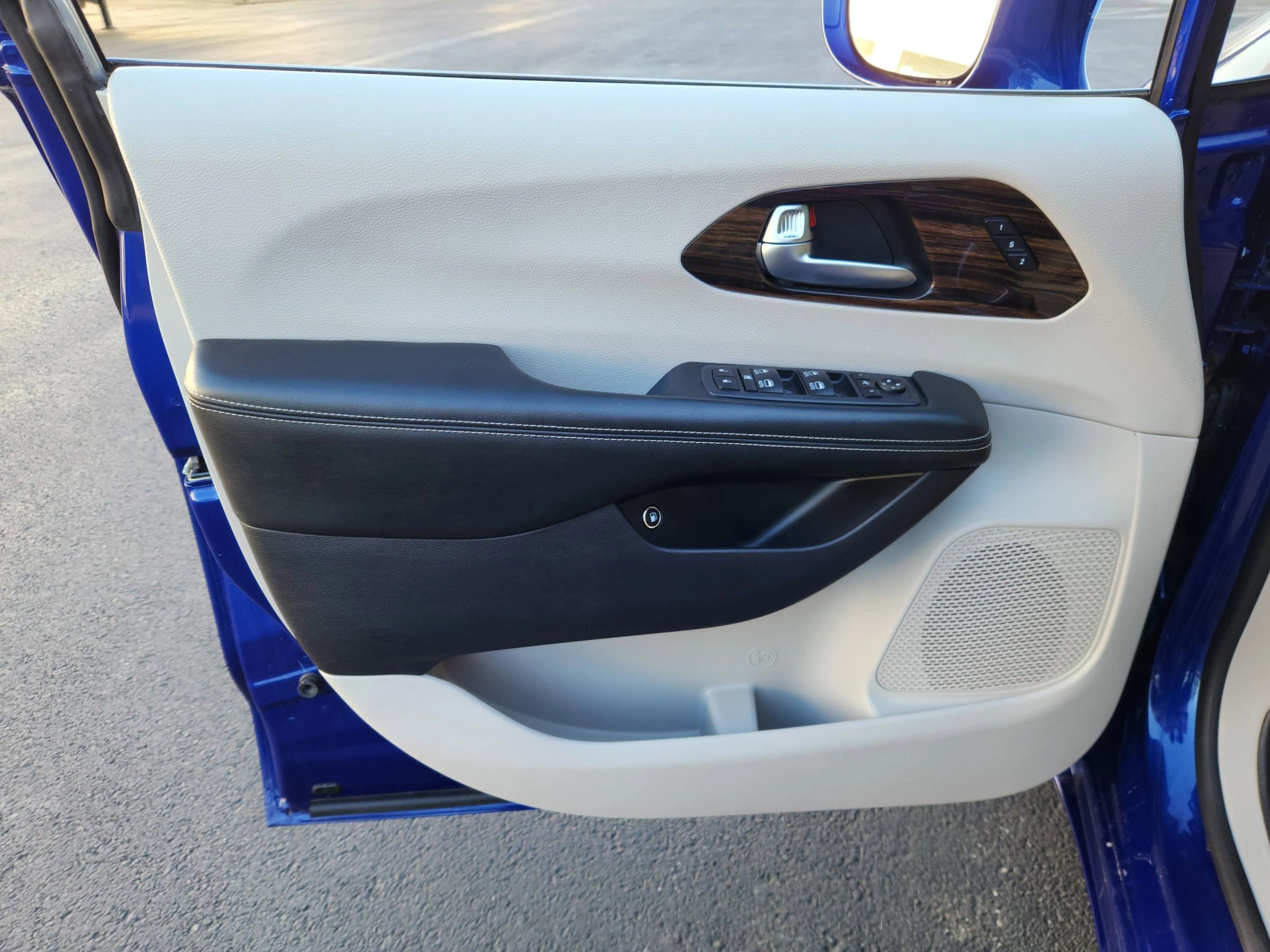 Used 2021 Chrysler Pacifica Limited w/ Uconnect Theater Family Group image 9