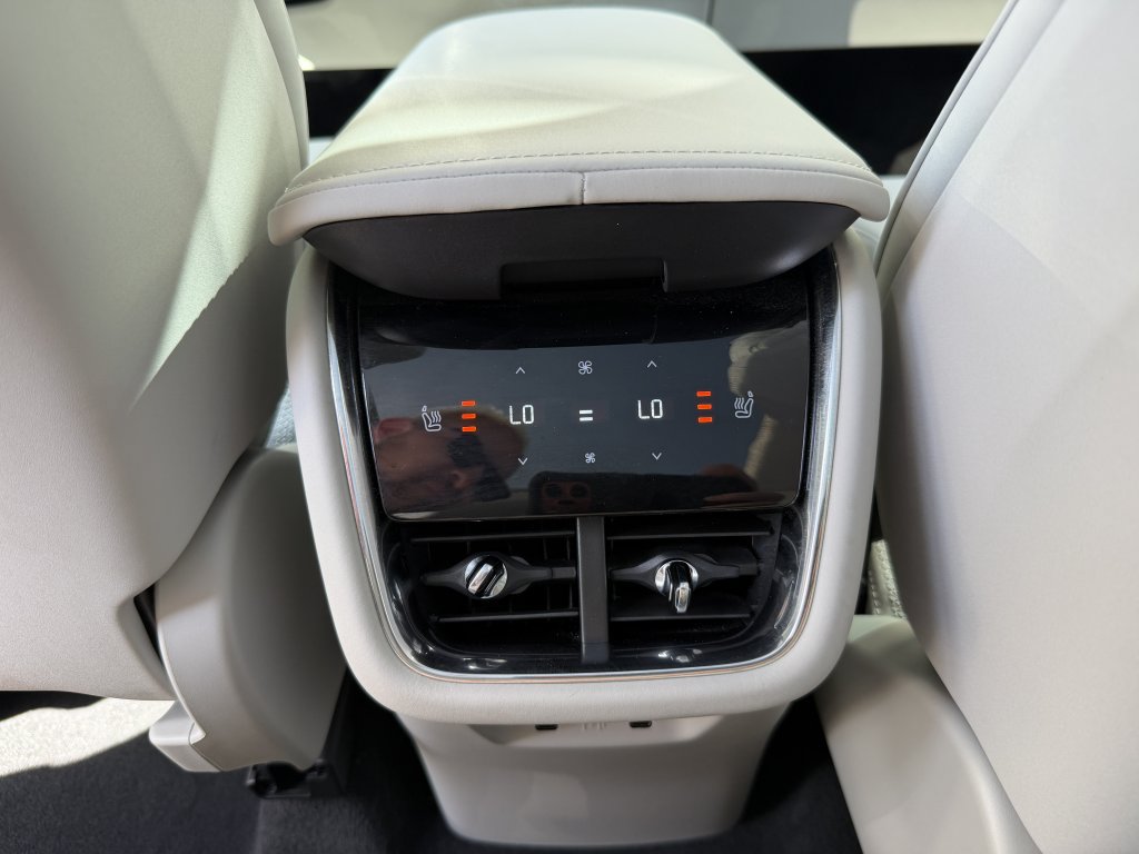 Used 2025 Volvo EX90 Plus AWD/4WD image 32