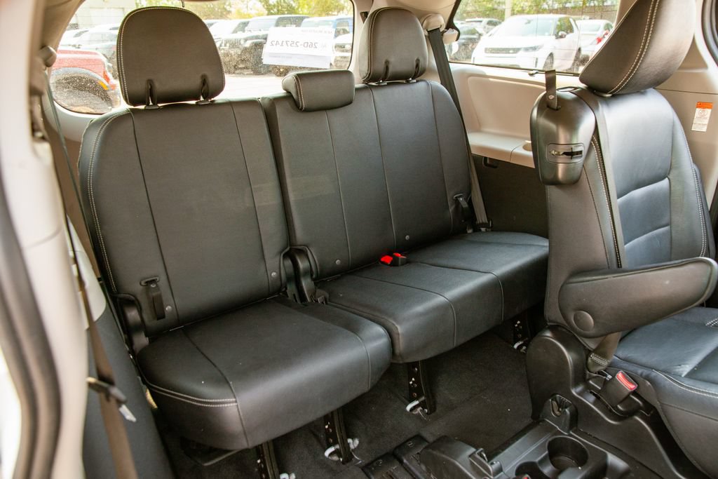 Used 2015 Toyota Sienna SE w/ SE Preferred Package FWD image 13